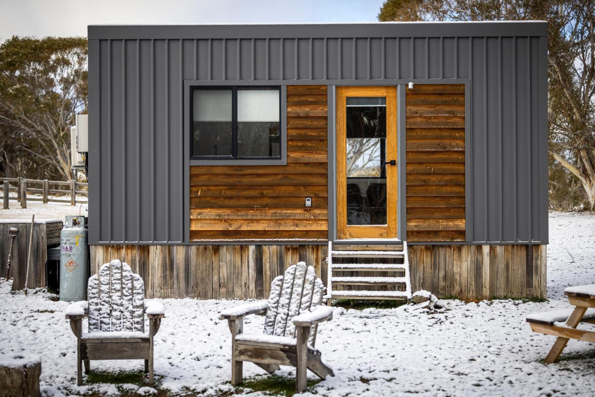 Big Yard Escapes - Two Off-Grid Tiny Houses On The Mowamba River Jindabyne Eksteriør billede