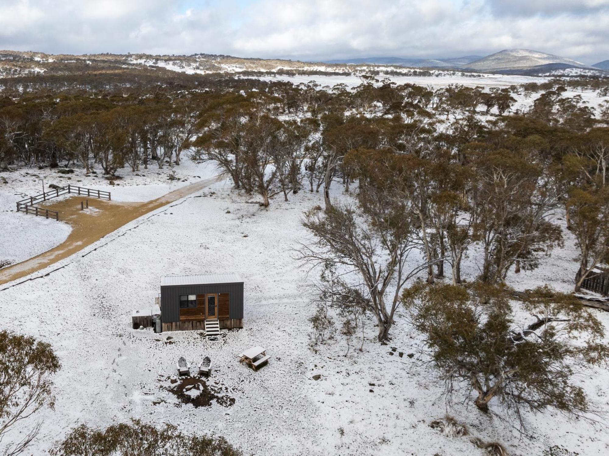 Big Yard Escapes - Two Off-Grid Tiny Houses On The Mowamba River Jindabyne Eksteriør billede
